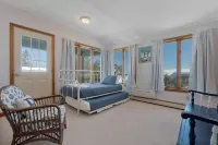 "Tide Vibes" at Ferry Beach - a 4 Bed/3 Bath Spacious Retreat for 13!