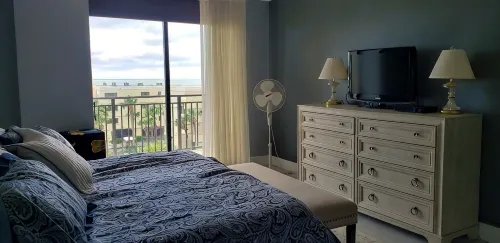 Sunset Beach Oasis: Panoramic Gulf Views, Dual Suites, Sleeps 6, Huge Balcony! - Private Pools