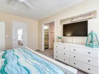 Surf City Off Island Retreat! 2.5 mi to beach - Flexible booking days! Hotéis em Pender County