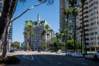 Chic Condo w Parking, AC and Steps to Beach and Convention Center