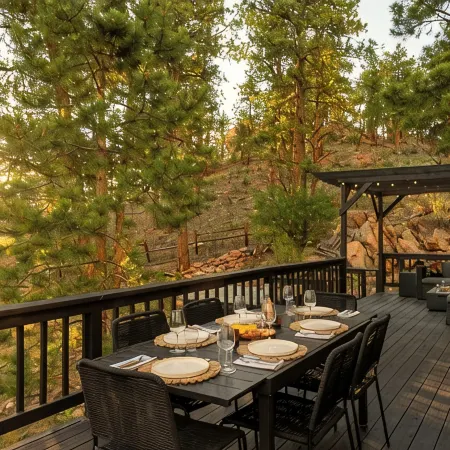 Bailey Treetop Retreat: Spacious, Hot Tub, Pool Table, Yoga, Family, Views