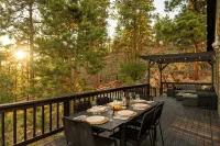 Bailey Treetop Retreat: Spacious, Hot Tub, Pool Table, Yoga, Family, Views