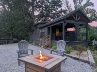 Onyx Owl Cabin: Private Hot Tub⁘Fire Pit⁘Heated Patio⁘Vineyard⁘Hiking⁘Golf - シャレー