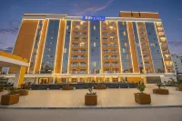 FabHotel Prime Spectrum Metro - with Pool |  5 Mins Walk from Sector 75 Metro - مسبح