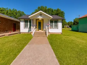 Brighton Bungalow Historic Town Square Charm Near Memphis Sleeps 6