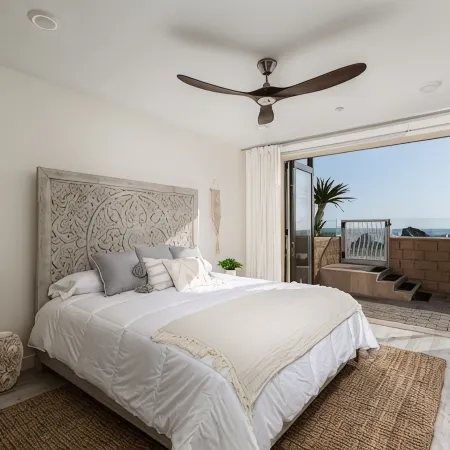 Stylish Ocean front Condo- Beautiful ocean and sunset views