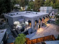 Miner’s Studio - Striking industrial modern - Boutique