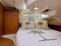 Sailboat Stay • Marina Pools • Sleeps 4 • Stock Island, Key West Hoteles en Stock Island