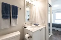Luxury condo w breathtaking sunset views close to airport & downtown Mississauga - balcony