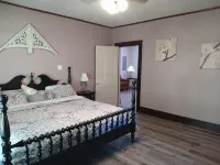 House sleeps 6. Just 5 minutes Patoka Lake boat ramp. Anglers Welcome! - 3-Star