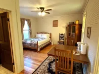 Bunkhouse Seventy-Four - Cute, quaint and just minutes from Jacksonville, IL - Wifi
