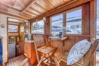 Spacious 46' Yacht: Luxury, kayaks, walk to town - Wifi