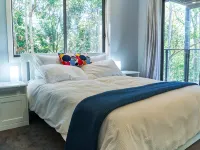 Treetops Haven- Bushland setting a short stroll to Maleny Centre Hotels in Maleny