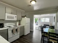 Cozy Apt. Near Downtown (2BR, 1BA, 3 beds) Hotels in Dunean