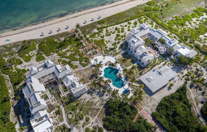 Spectacular 3 Bedroom Beachfront Condo