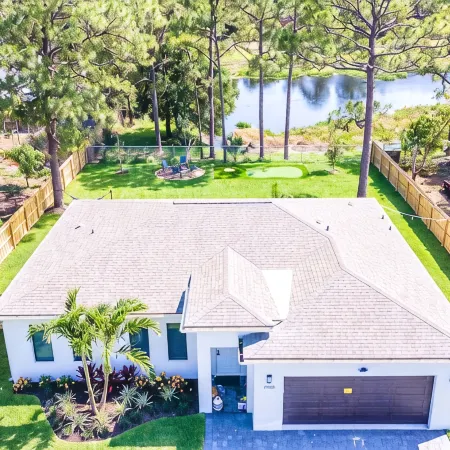 Newly Built in 2023! 2 hole Putt-Putt, Fire-Pit, Huge Fenced Backyard, Lake View