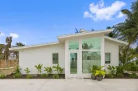 Seahaus • Newly Renovated Luxury Beachfront Home • Отели в г. 