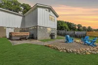 Peaceful Farmhouse Retreat: Hot Tub & Country Side Views. Pets Welcome! Near Avl - Wifi