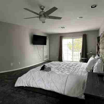 Large modern home, perfect for large groups. Minutes from the strip. Rooms