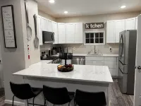 Charming 3-bedroom house with WiFi and AC in enjoyable Buffalo. โรงแรมใกล้บ้านดาร์วินมาร์ติน