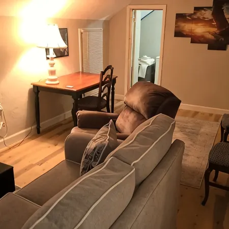 Carriage House by CMU - Upper Condo - Kitchen, King Bed, 65" TV Fast WiFi & AC Hotels in Howard County