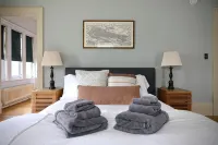 Centrally located, a Beautiful Landmark House for an ideal Family Getaway! - balcony