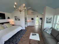 Waterfront luxury bungalow with private beach, paddleboards, kayaks and bikes! - Homestays