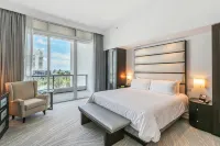 Fontainebleau III Ocean View Suite. Full Sized Kitchen Free Valet & Spa Passes! - สระว่ายน้ำส่วนตัว