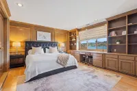 Stunning Waterfront Mansion w Pool n Hottub - 5 estrellas