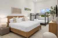 Milos Beach House-New Luxe Haven Steps from Beach -New Rooftop Pool 36 FT Long -  Ferienhäuser