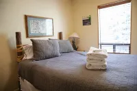Gorgeous views and two decks! Large open cabin, short walk to lodge - Sleeps 14 - Balcony