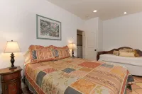 Experience West Beach living, just steps away from Santa Barbara Harbor - Jacuzzi