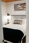 Updated cabin walking distance to both restaurants and amazing hiking trails! - 홈스테이