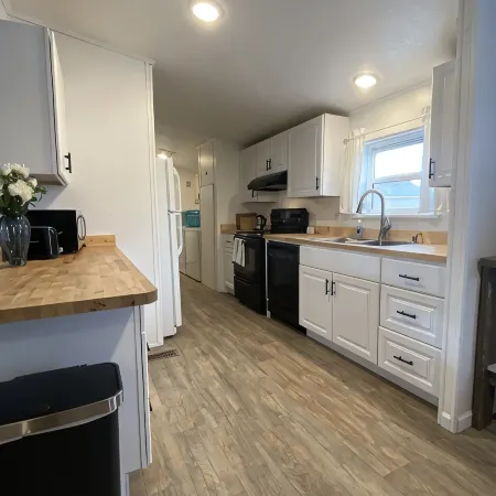Super Clean, Cozy 3 Bedroom 2 Bath, Sleeps 6 close to Hereth Park