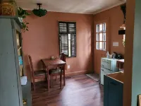 Private Romantic Bungalow for Artists & Writers, 7 Mins to Downtown Richmond, - บังกะโล