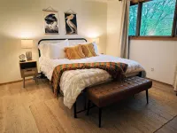 Private Isle-side, Waterfront Retreat with Stunning Views/Pet Friendly - Homestays
