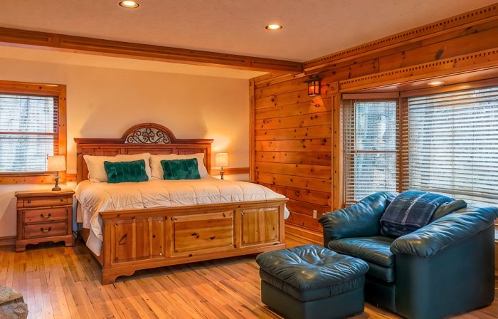 Long-Range Mtn Views, Huge Deck, Spa, Play Room, 1 Mile to Ski Resort & Trails