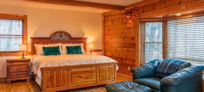 Long-Range Mtn Views, Huge Deck, Spa, Play Room, 1 Mile to Ski Resort & Trails Hotels in Beech Mountain