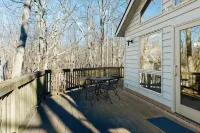 Majestic Mtn Cabin w Quick Hiking & Overlook Access - 수영장