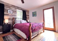 Forest retreat w/ Pool, Game Room, EV charger. Pet friendly! - ブティック