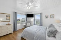 Waterfront Canal home! Private Pool, Hot Tub, Fishing, Dock your Boat! - 4 tähden