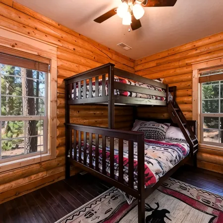 Log Cabin Getaway: WIFI, GameRoom, Firepit, pets OK!