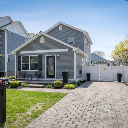 Bayside Heated Salt Water Pool & Hot Tub Oasis