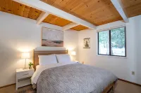 Luxe Tahoe Cabin - Midcentury Modern CLOSE to Lake, Palisades, Edge of Forest - シャレー