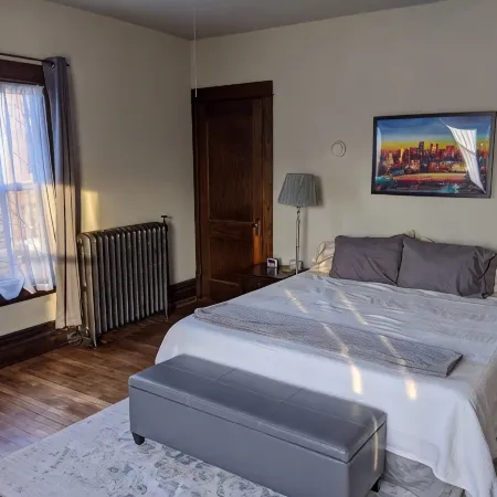 Great Uptown Apartment, Great Location! Suite#1