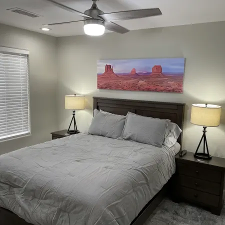 Lake Powell Modern Remodeled VRBO - 3BR, 2BA minutes to Lake and Restaurants!