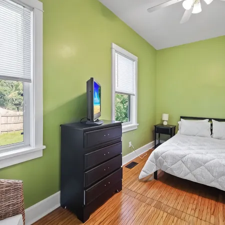 Adorable West Side Cottage with Onsite Laundry, Free Parking