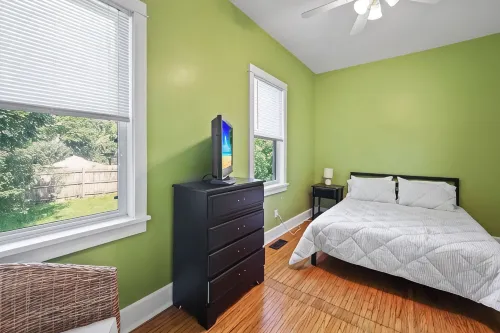 Adorable West Side Cottage with Onsite Laundry, Free Parking - 2 Sao