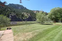 Missouri River Getaway- Riverfront - 4-Star