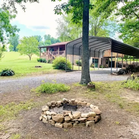 "River House" Log Cabin Nestled near the Red River
